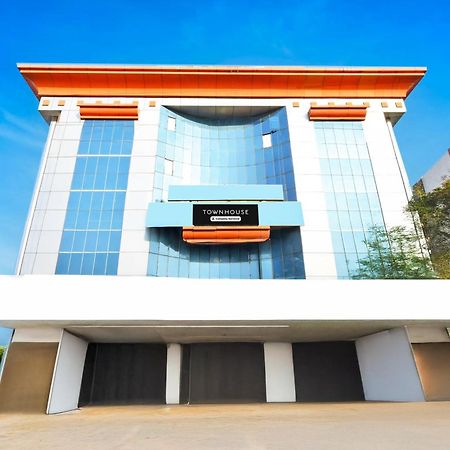 Super Townhouse Ameerpet Balkampet Road Гайдарабад Екстер'єр фото